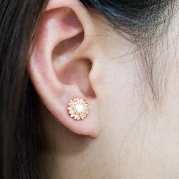 ¥ 18K YELLOW GOLD DIAMOND SUNFLOWER STUD EARRINGS - Picture 2 of 3